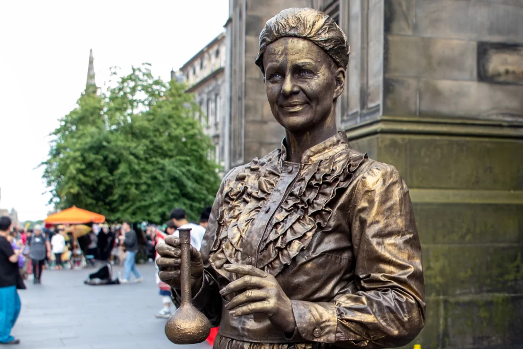 Marie Curie je ženou známou po celém světě. Zdroj: Shutterstock - Pravda24 Socha Marie Curie venku.