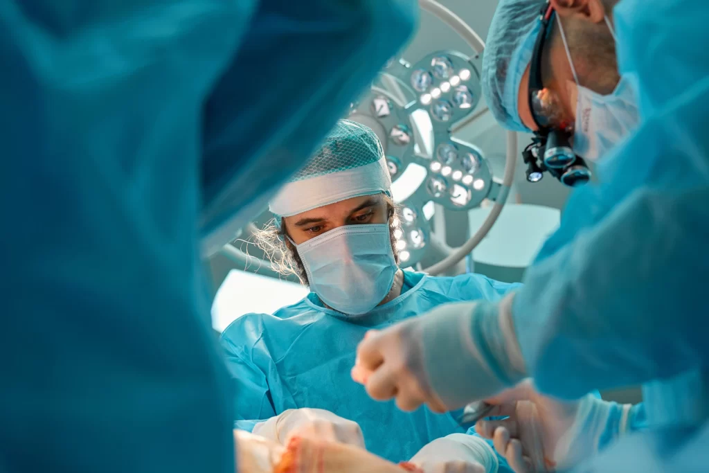 Chirurgie má mnoho různých oborů. Ty jsou i jinak finančně ohodnoceny. Zdroj: Shutterstock - Pravda24 Lékaři na operačním sále.