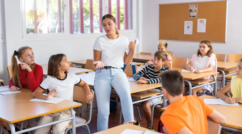 shutterstock_2418519481 - Pravda24 učitelka ve třídě