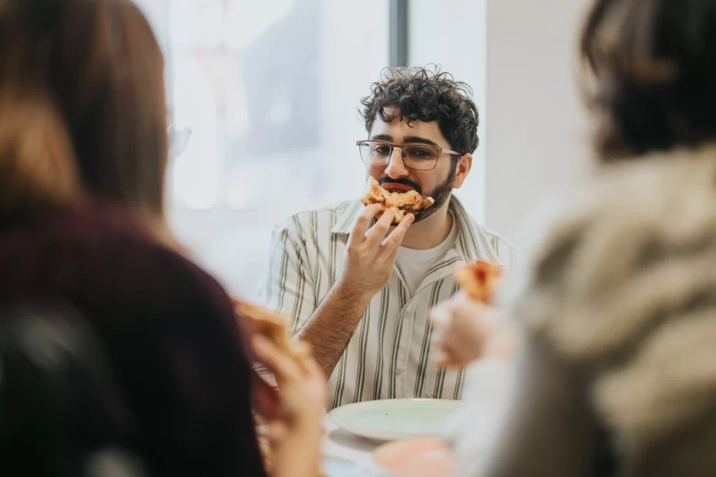 Cenu stravenek pro zaměstnance určuje zaměstnavatel. Zdroj: Shutterstock - Pravda24 Lidé, kteří jí oběd.