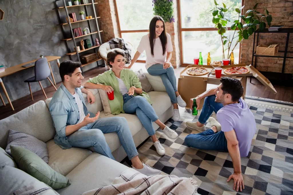 shutterstock_2439952995 - Pravda24 parta přátel