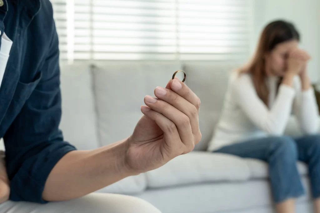 Každý rok se rozvede tisíce lidí. Zdroj: Shutterstock - Pravda24 Nešťastná žena a muž s prstýnkem v ruce.