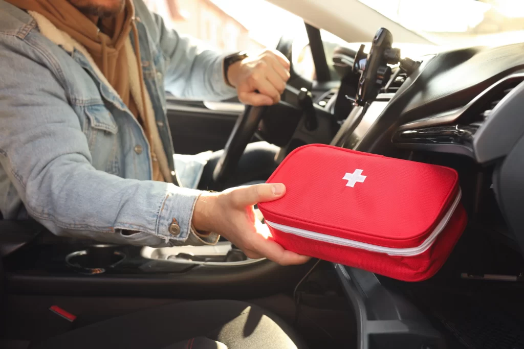 Lékárničku si můžete sbalit i sami doma. Zdroj: Shutterstock - Pravda24 Lékárnička v automobilu.