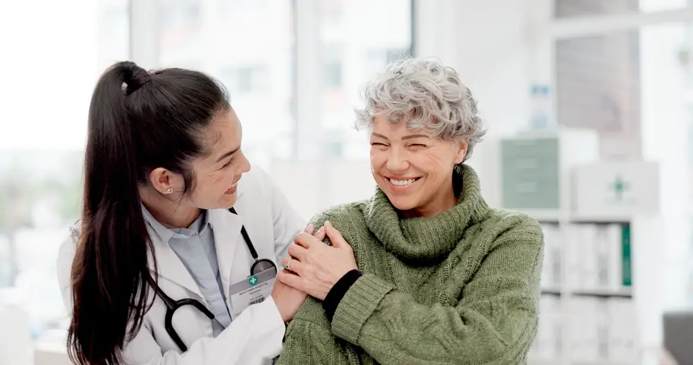 shutterstock_2462418427 - Pravda24 Doktorka se věnuje pacientce.