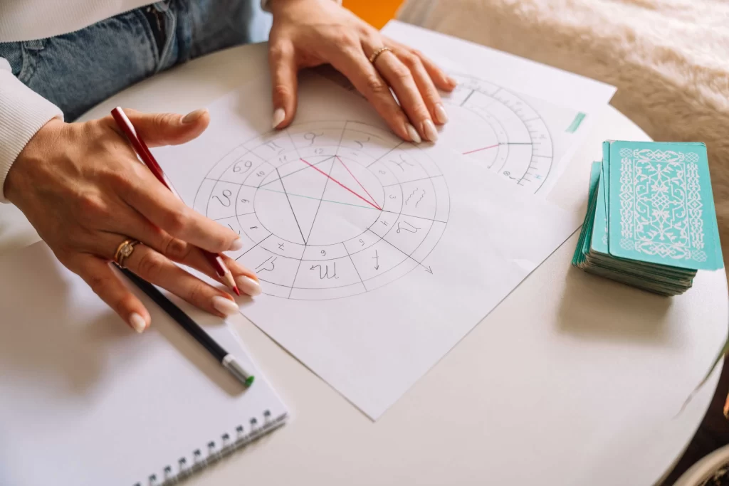 shutterstock_2464448757_optimized - Pravda24 žena vypracovává horoskop