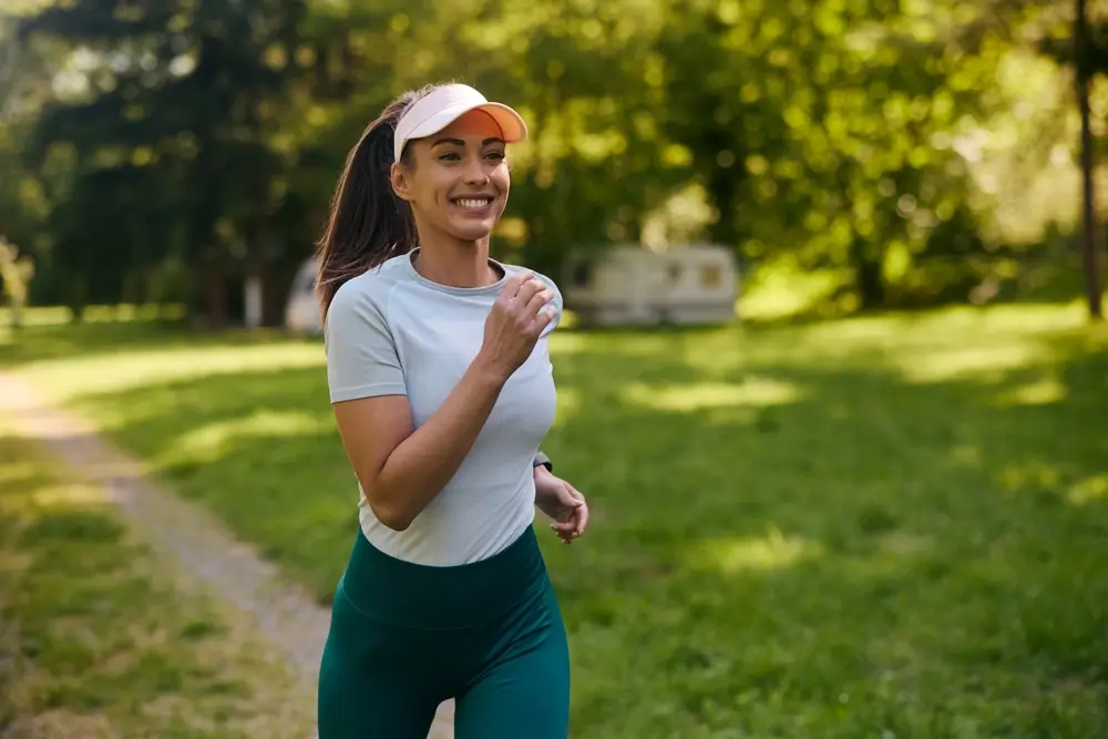 shutterstock_2467410637 - Pravda24 Žena běží v přírodě.