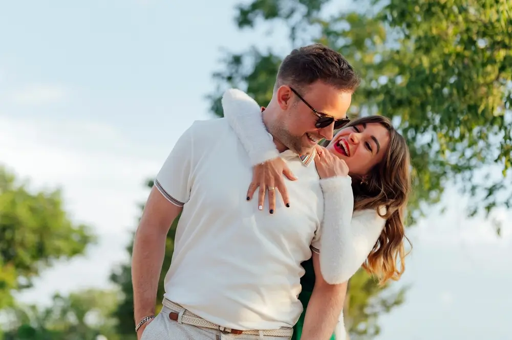 shutterstock_2472753515 - Pravda24 Žena s mužem se na sebe usmívají.