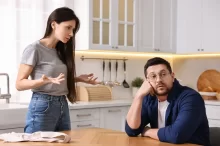 Muž se ženou se hádají.
