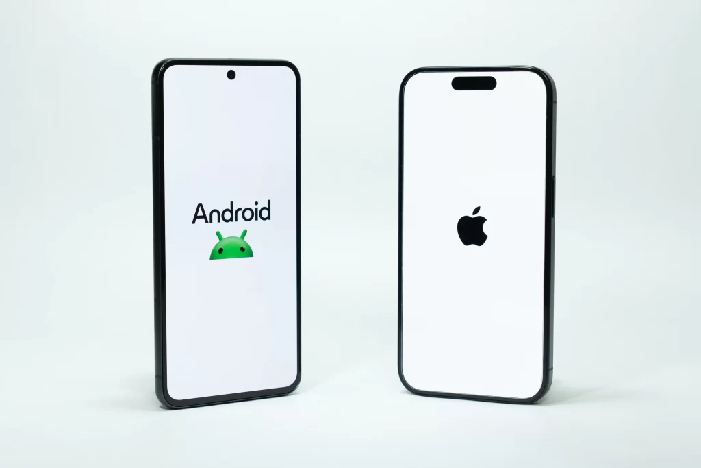 Andoid i iOS operační systémy se po aktualizaci mohou potýkat s problémy. Zdroj: Shutterstock - Pravda24 Telefony s operačním systémem Android a iOS.