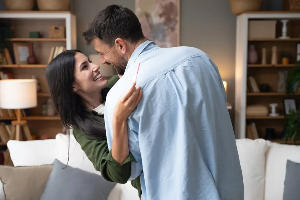 shutterstock_2485833709 - Pravda24 Muž a žena se objímají a usmívají na sebe.