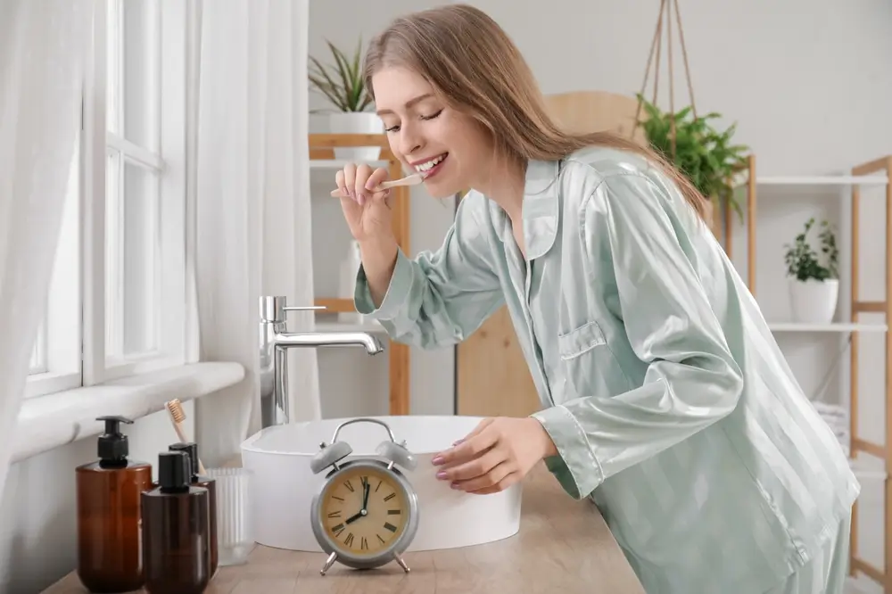 shutterstock_2490154249 - Pravda24 Žena si čistí zuby v koupelně.