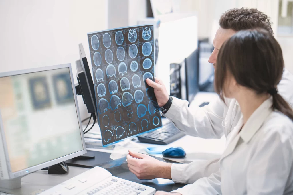 shutterstock_2494186641_optimized - Pravda24 lékaři sledují snímky magnetické rezonance