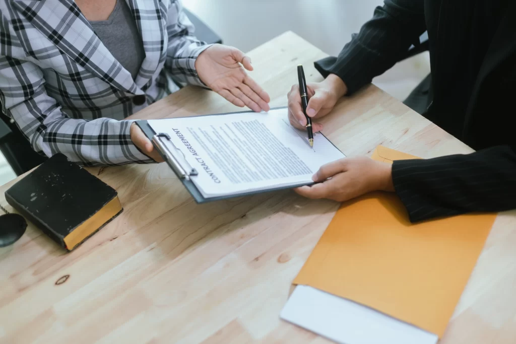 Advokát i právník mají jinou náplň práce. Zdroj: Shutterstock - Pravda24 Muž se ženou podepisující smlouvu.