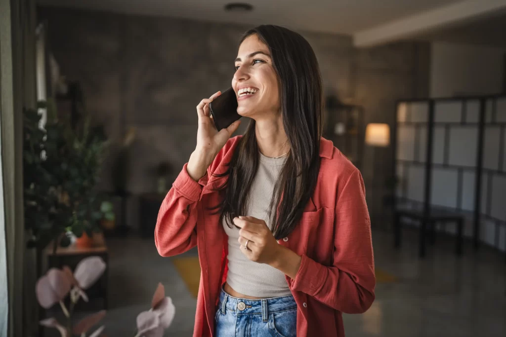 shutterstock_2497934963 - Pravda24 žena s telefonem