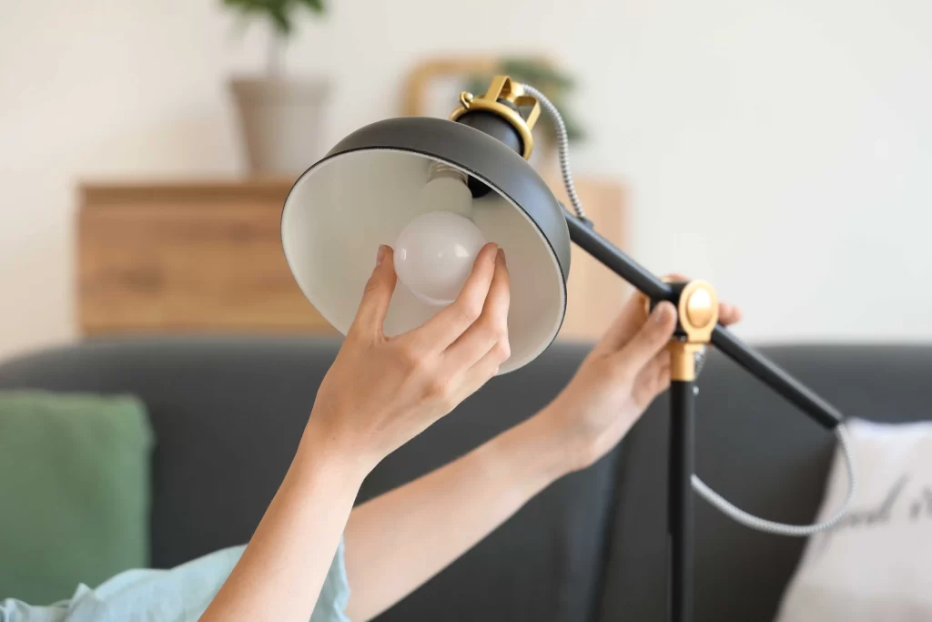 shutterstock_2502111587_optimized - Pravda24 žena vyměňuje žárovku