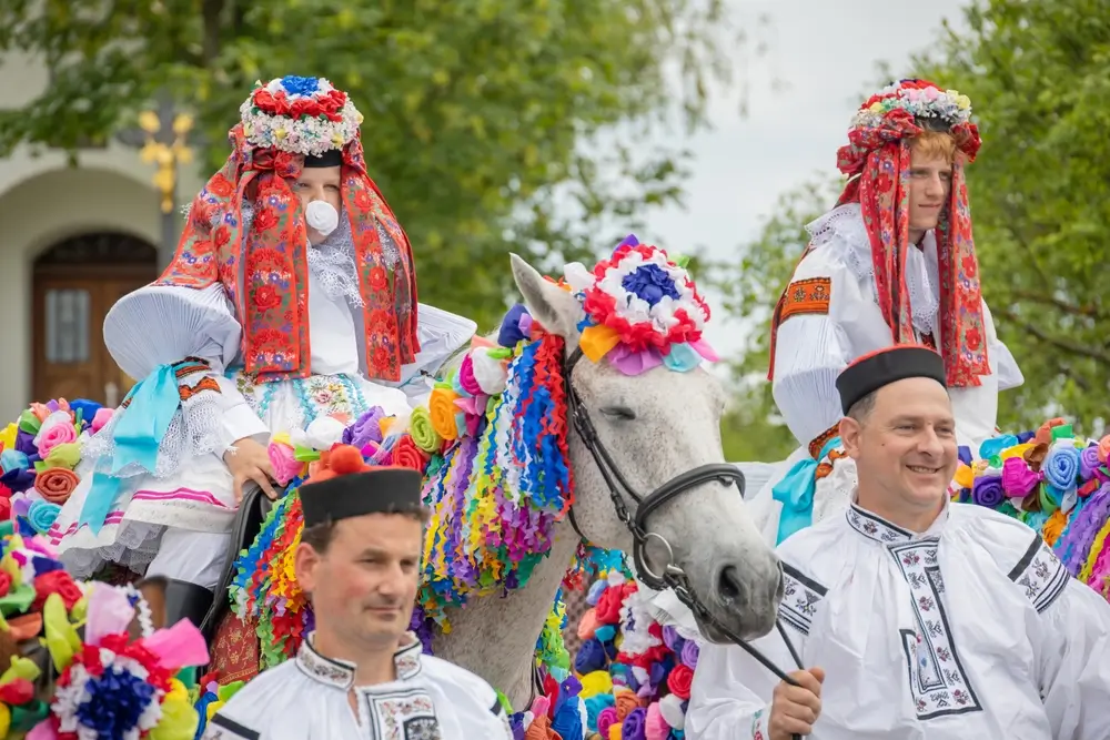 shutterstock_2502165345 - Pravda24 Lidé na folklorní akci ve Vlčnově.