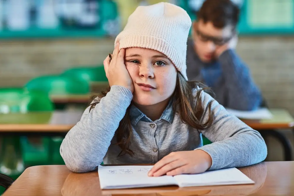 shutterstock_2509001737 - Pravda24 Znuděná dívka ve škole.