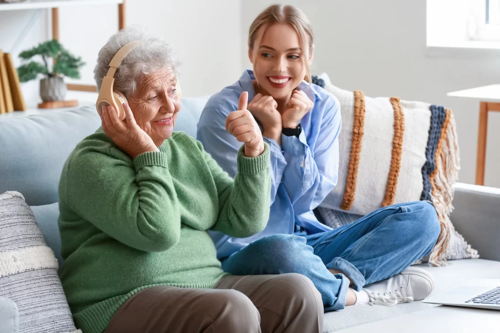 shutterstock_2510240005 - Pravda24 žena poslouchá s babičkou hudbu