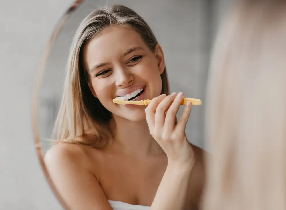 shutterstock_2510693391 - Pravda24 Žena si čistí zuby.