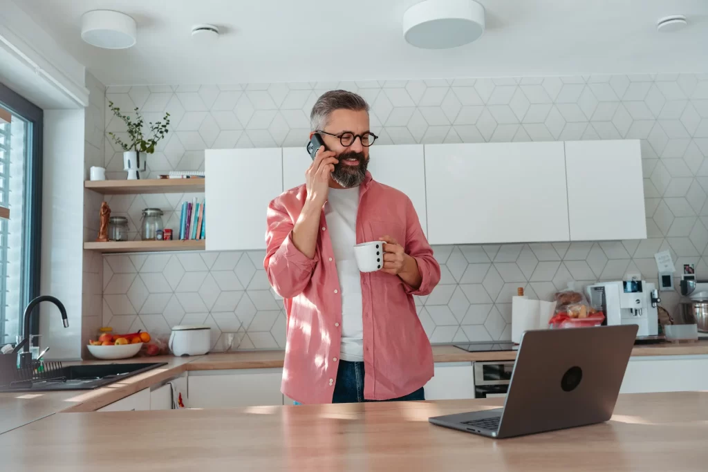 shutterstock_2526876855 - Pravda24 muž s telefonem