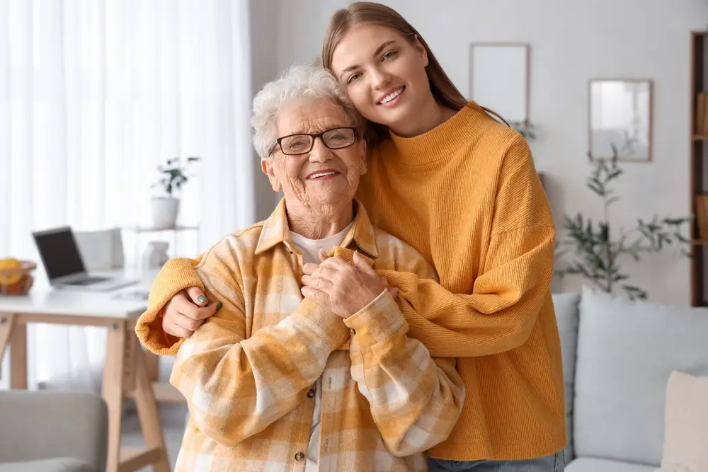 shutterstock_2528330867 - Pravda24 Mladá žena a starší paní.