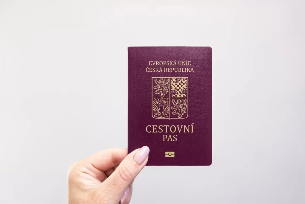Jste zaslouženým držitelem cestovního pasu ČR? Zdroj: Shutterstock - Pravda24 Cestovní pas v ruce člověka.