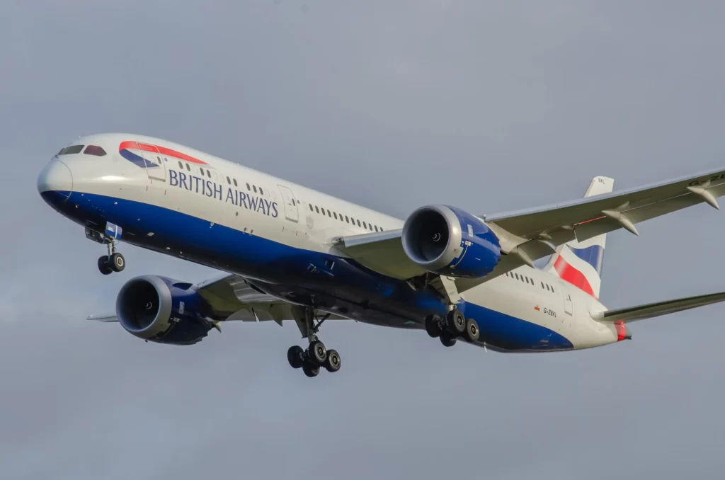 Britské aerolinky nabízí vysoký plat. Zdroj: Shutterstock - Pravda24 Letadlo britských aerolinek ve vzduchu.
