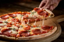 Salámová pizza.