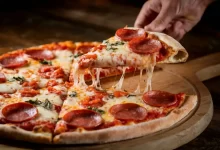 Salámová pizza.