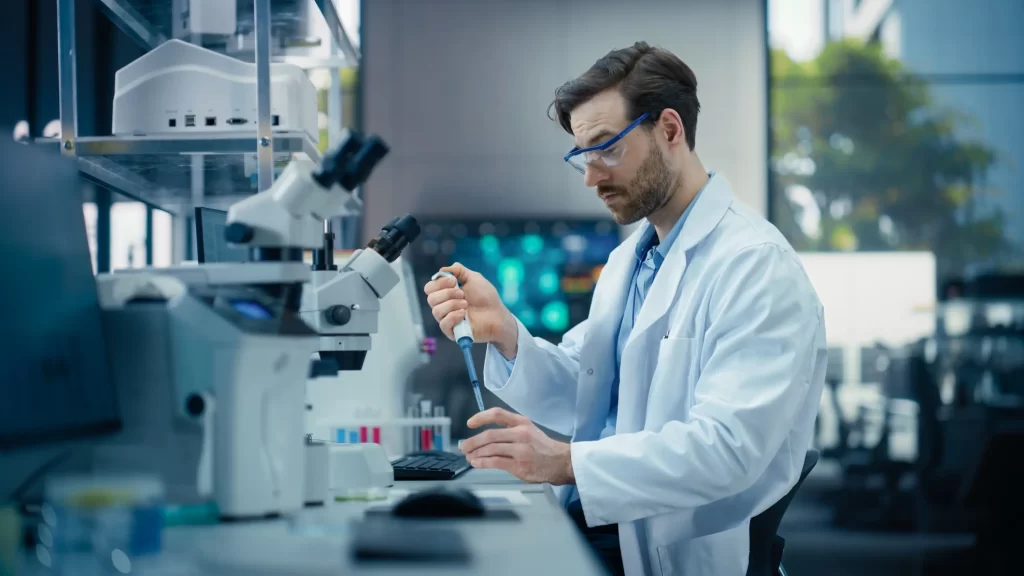 shutterstock_2556717801 - Pravda24 muž v laboratoři
