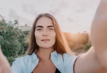 Žena si pořizuje selfie.