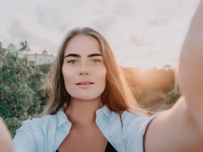 Žena si pořizuje selfie.