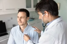kardiolog vyšetřuje pacienta