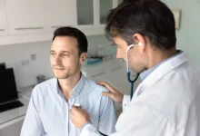kardiolog vyšetřuje pacienta