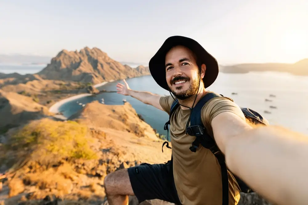 shutterstock_2566632081 - Pravda24 Muž fotí selfie na útesu.