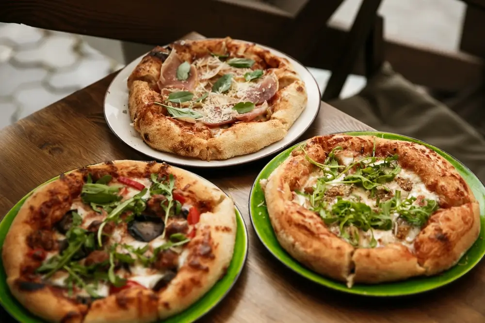 shutterstock_2568742795 - Pravda24 Tři pizzy.