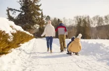 Rodina na zimní procházce.