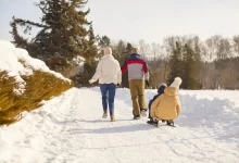 Rodina na zimní procházce.