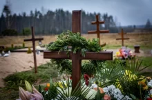 Hřbitov s ozdobenými kříži.