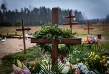 Hřbitov s ozdobenými kříži.