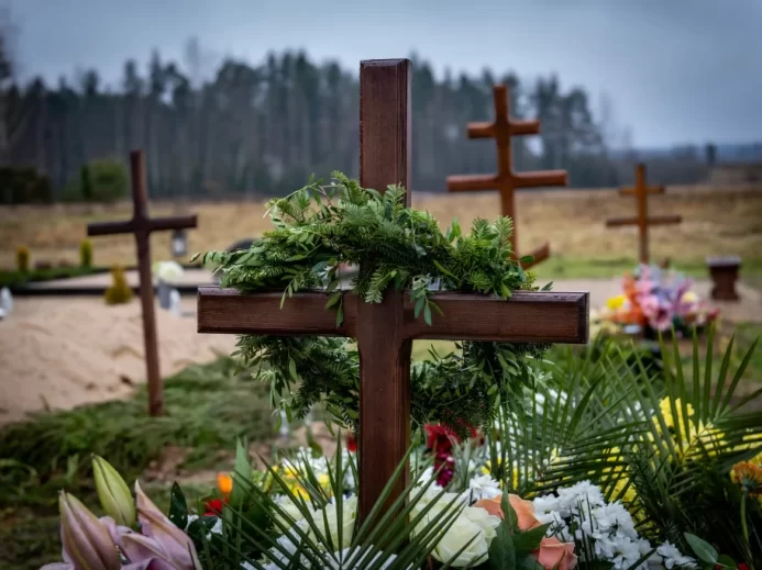 Hřbitov s ozdobenými kříži.