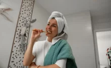 Žena si čistí zuby.