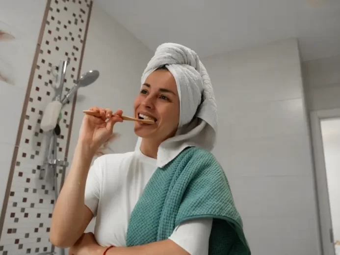 Žena si čistí zuby.
