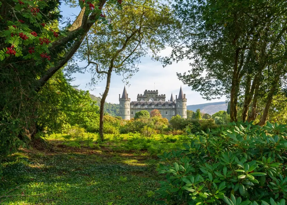 shutterstock_2589653343 - Pravda24 Hrad Inveraray ve Skotsku.