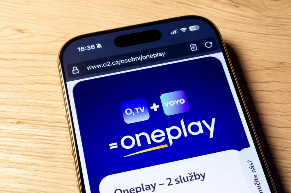 shutterstock_2591175567 - Pravda24 Mobil, na kterém jsou loga O2 TV a Voyo.