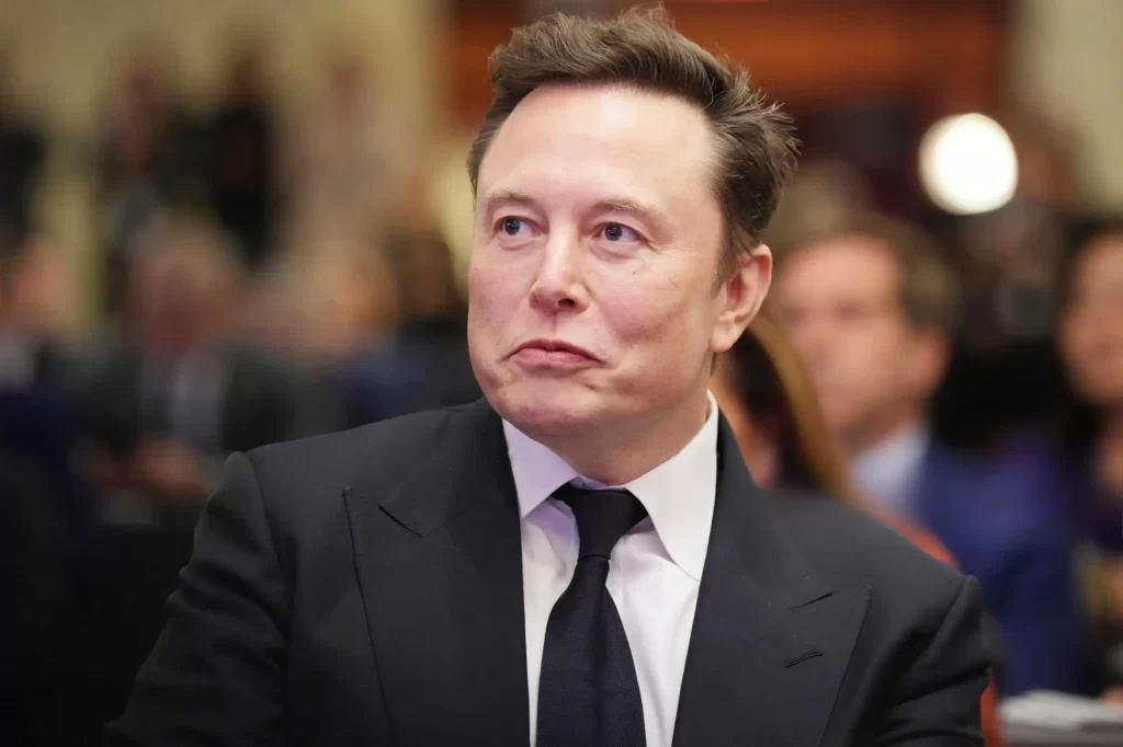 Kontroverzním vynálezcem současnosti je Elon Musk. Zdroj: Shutterstock - Pravda24 Elon Musk v obleku.