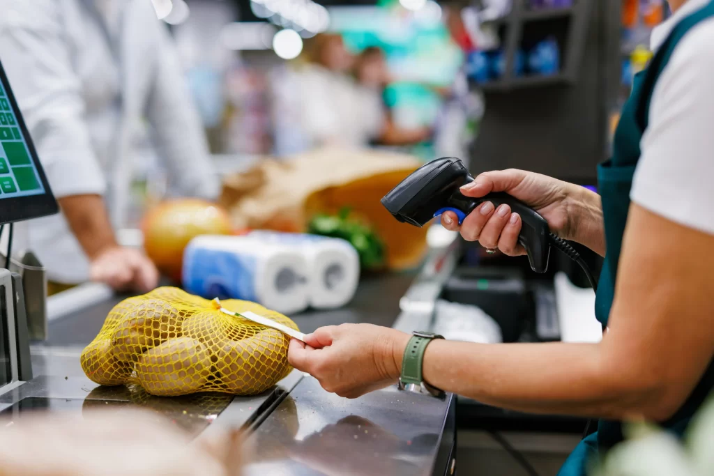 Průzkum probíhal v německých supermarketech. Zdroj: Shutterstock - Pravda24 Pokladní účtující cenu brambor.