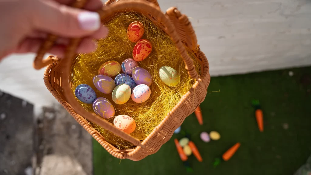 Ne každý Velikonoce slaví tradičně. Zdroj: Shutterstock - Pravda24 Velikonoční vajíčka v košíku.