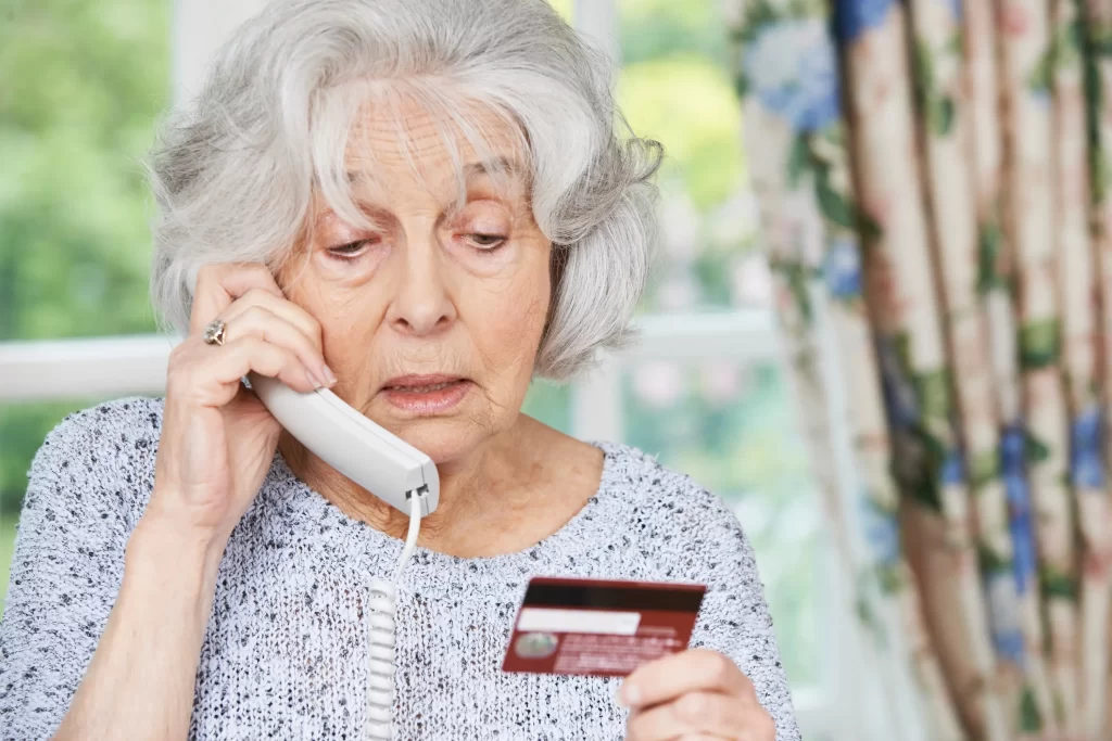 shutterstock_293152349 - Pravda24 seniorka na telefonu
