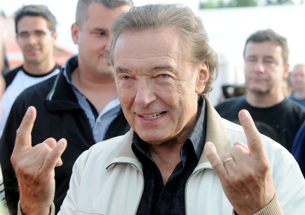 Zpěvákem minulého století nebyl pouze Karel Gott. Zdroj: Shutterstock - Pravda24 Karel Gott v davu fanoušků.